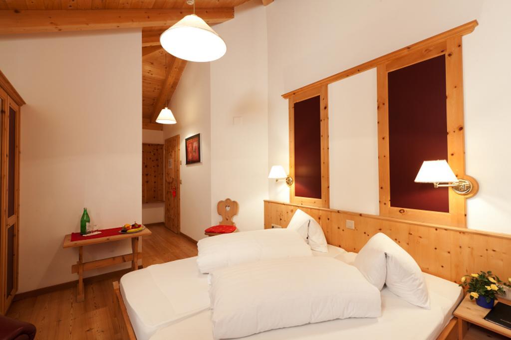 Hotel Astras Scuol Pokoj fotografie